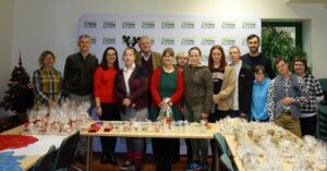 Dyrektor KOWR Pan Grzegorz Kierozalski, Dyrektor SOSW Pan Marcin Raszewski, Wicedyrektor SOSW Pani Małgorzata Matysiuk, uczniami SPdP i nauczyciele Ośrodka podczas kiermaszu.
