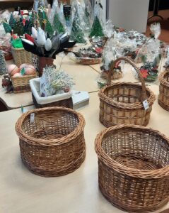 Prace uczniów Szkoły Przysposabiającej do Pracy - kosze wiklinowe, stroiki świąteczne, choinki, kwiaty i bombki z materiału