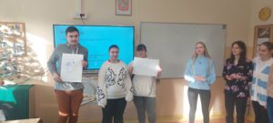 Uczniowie prezentują wykonane w zespołach prace, które pokazują przykłady za co ludzie mogą być dyskryminowani