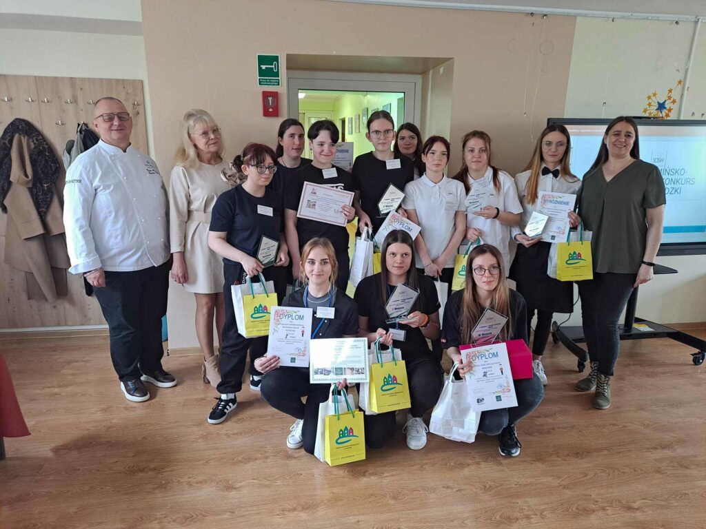 Zaproszeni goście, jury, uczestnicy konkursu z dyplomami i nagrodami
