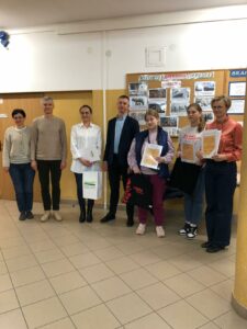 Dyrektor SOSW, Wicedyrektor, Przedstawiciele Krajowego Ośrodka Wsparcia Rolnictwa , Nauczyciele i Uczniowie z upominkami