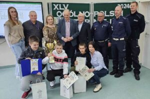 Organizatorzy konkursu, członkowie jury i przedstawiciele Komendy Wojewódzkiej Policji oraz zwycięska drużyna z nauczycielem podczas ceremonii wręczania nagród