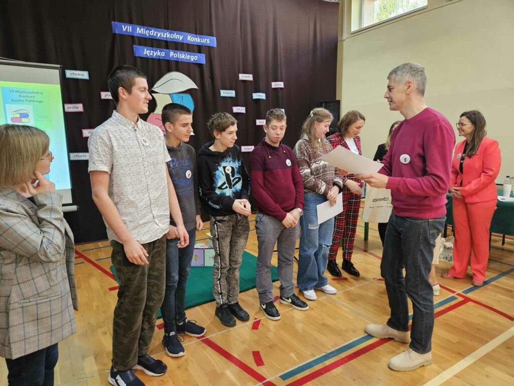 Uroczyste wręczenie dyplomów i nagród zwycięzcom przez Dyrektora SOSW