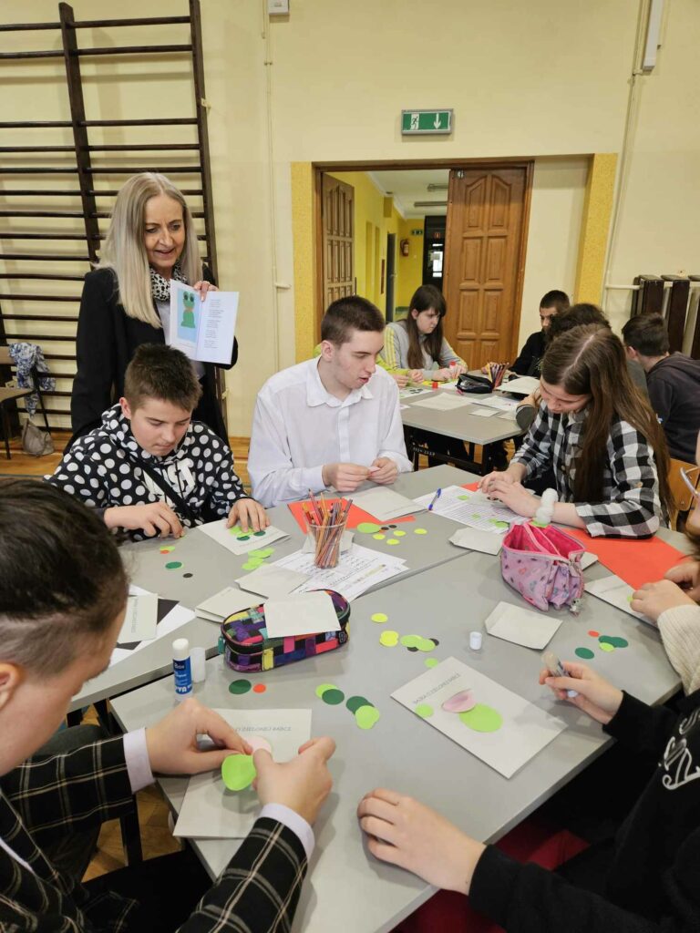 Uczniowie SP nr 8 i BS I Stopnia nr 6 z nauczycielem podczas wykonywania prac plastycznych 