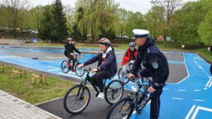Drużyna SP nr 8 z przedstawicielem policji w czasie manewrów rowerowych