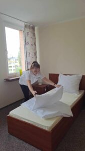 Uczennica podczas wykonywania zadania konkursowego - ścielenie łóżka