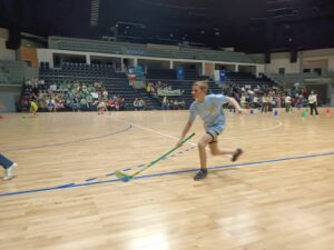 Uczeń w czasie konkurencji „Hokej inaczej”