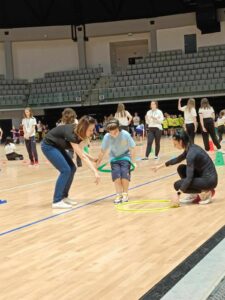 Uczennica w czasie konkurencji  „Przebieranka”