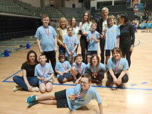 Reprezentacja Szkoły Podstawowej nr 8 z pucharem i medalami podczas I Mistrzostw Szkół Podstawowych Olsztyna „Wspólny Start”, Dyrektor i Wicedyrektor oraz Nauczyciele SOSW