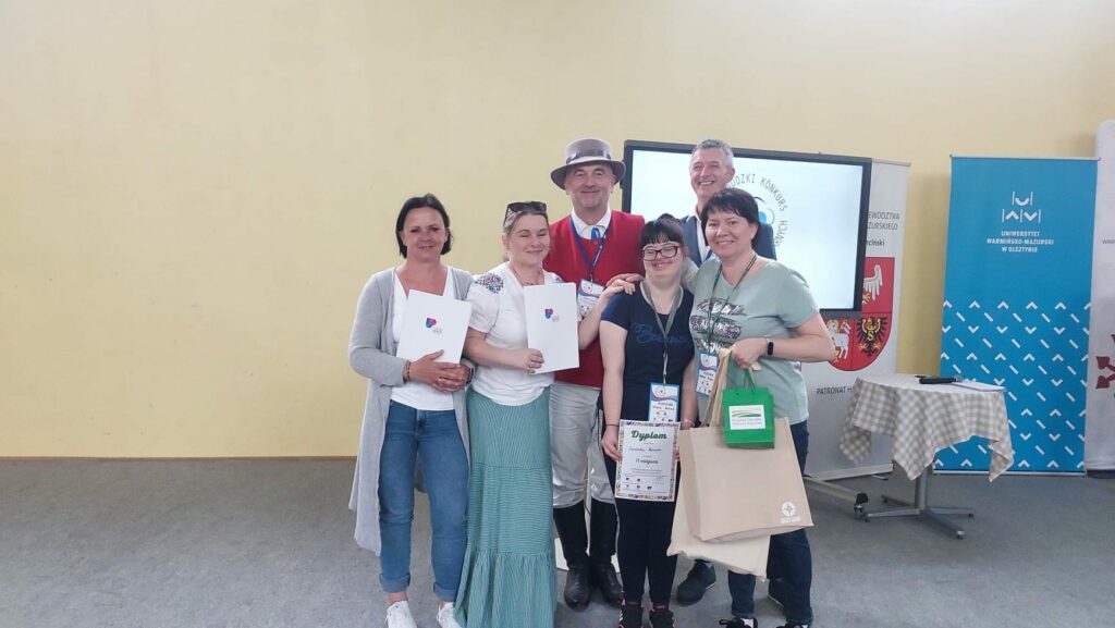 Prezes Zarządu Lokalnej Grupy ,,Południowa Warmia",  Prodziekan ds. studenckich, Wydział Nauk o Żywności UWM, uczestniczki konkursu z dyplomami i  nagrodami,  nauczyciele SOSW