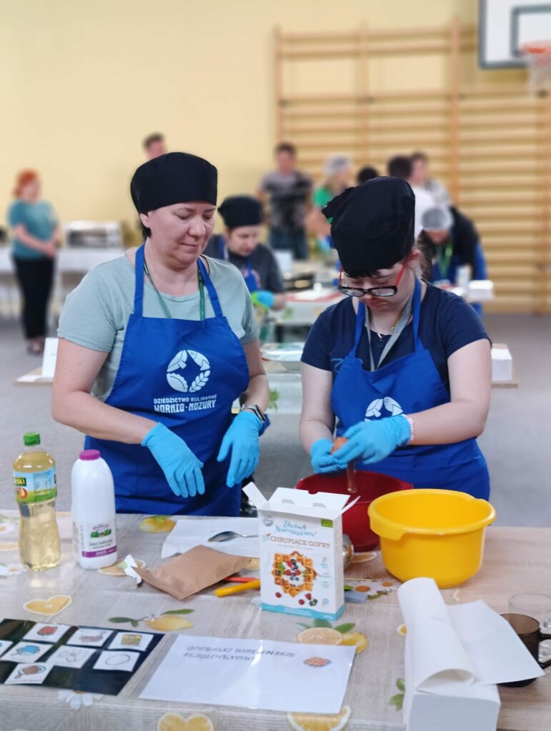 Uczennica z mamą podczas przygotowywania potraw 