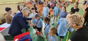 Dyrektor SOSW podczas wręczenia medali zawodnikom 