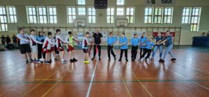 Zawodnicy podczas konkurencji sportowej - przeciąganie liny