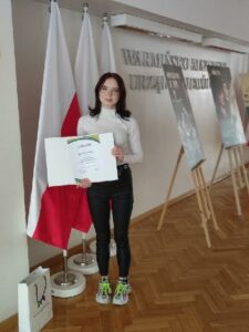 Uczennica BS I Stopnia nr 6 - Klaudia Surowiec z dyplomem