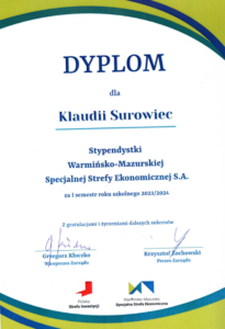 Dyplom dla Klaudii Surowiec- Stypendystki Warmińsko-Mazurskiej Specjalnej Strefy Ekonomicznej S.A za I semestr roku szkolnego 2023/2024