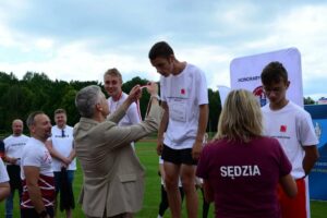 Dyrektor SOSW podczas wręczania medali 