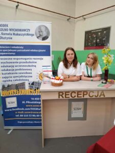 Uczennice BS I Stopnia nr 6 promujące ofertę kształcenia w zawodzie Pracownik Pomocniczy Obsługi Hotelowej