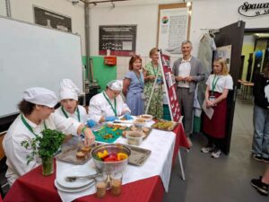 Dyrektor Ośrodka, Nauczyciele i Uczniowie podczas promocji oferty kształcenia w BS I Stopnia nr 6