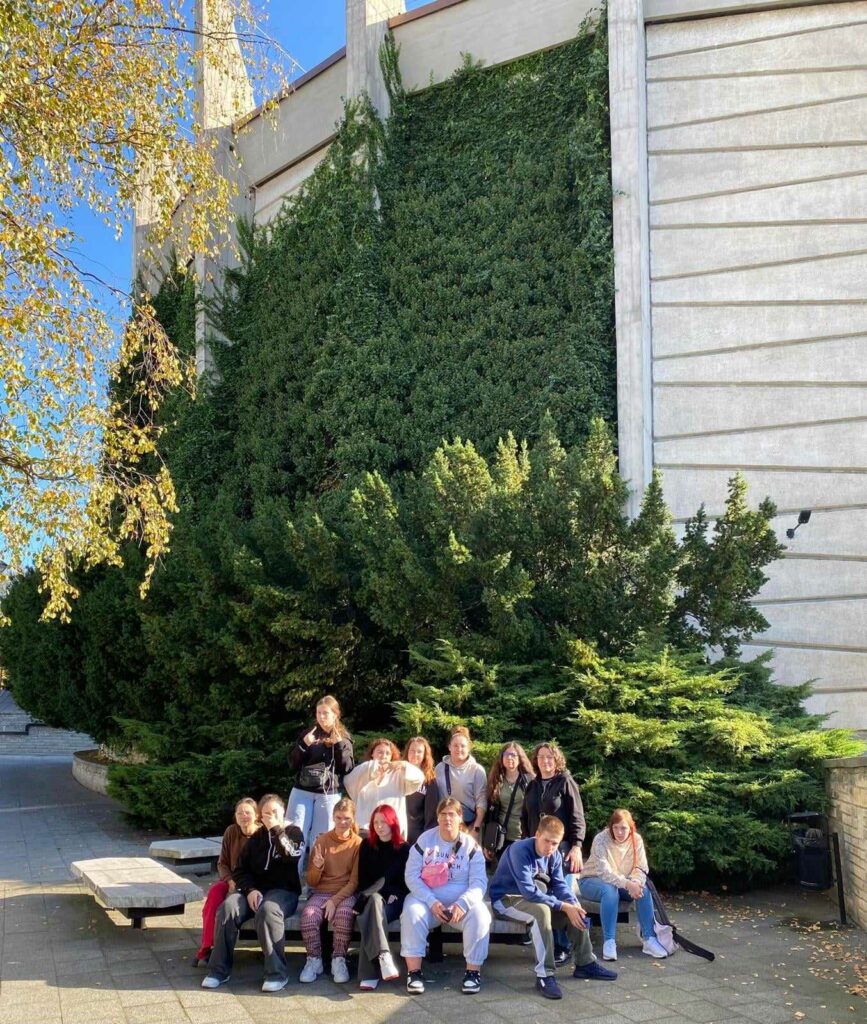 Uczniowie z wychowawcami przed budynkiem Muzeum-Panorama Racławicka we Wrocławiu