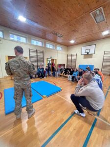 Młodzież podczas warsztatów prowadzonych przez żołnierzy Wojska Polskiego