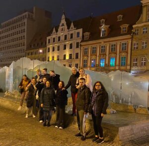 Uczniowie z wychowawcami na Rynku Strego Miasta przy Fontannie Zdrój we Wrocławiu